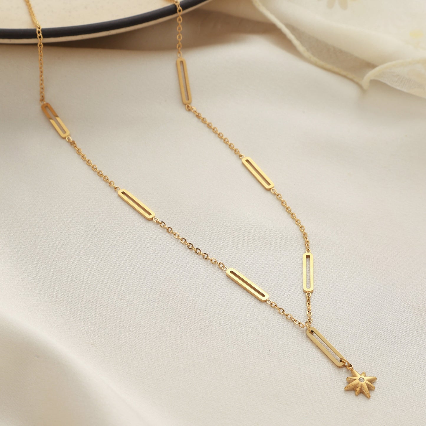 Jisoo – Collar Gota de Sol Elegante