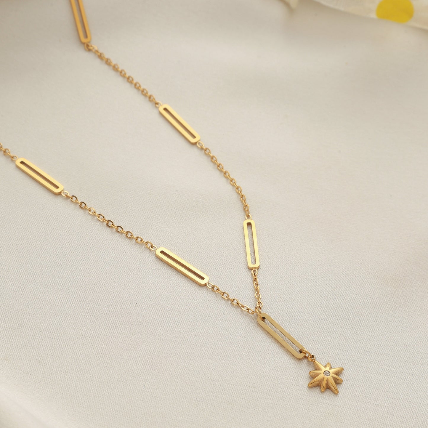 Jisoo – Collar Gota de Sol Elegante