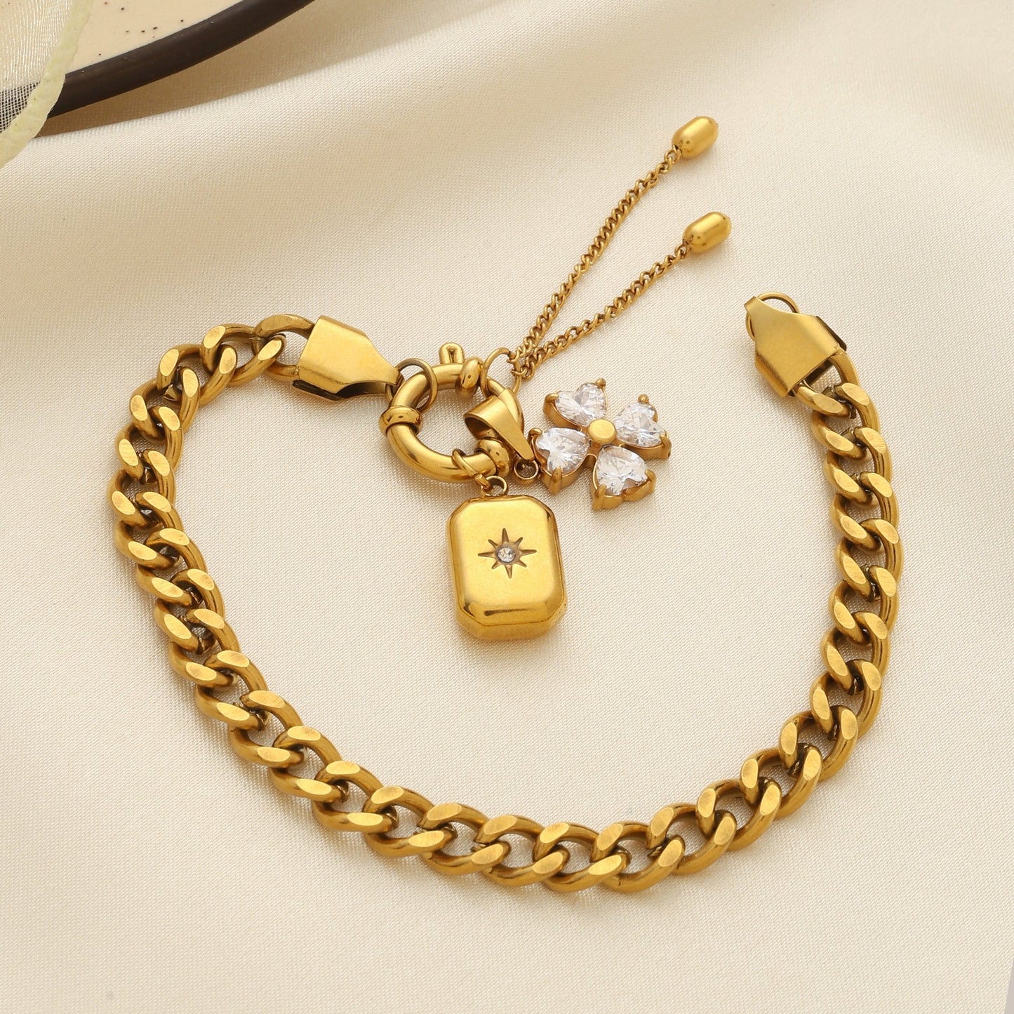 Lucy – Pulsera Trébol y Estrella Chic