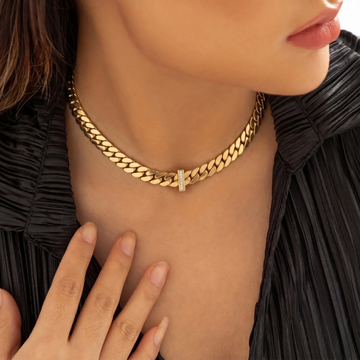 Collar de dama con cadena plana y elemento central en forma de V