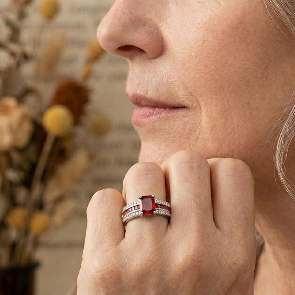 Anillo de Declaración de Damas con Pieza Central Rectangular y Besote de Piedras Multilinea