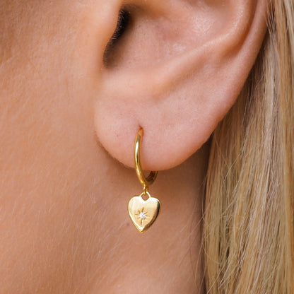 Zendy – Pendientes Metálicos Corazón Durazno