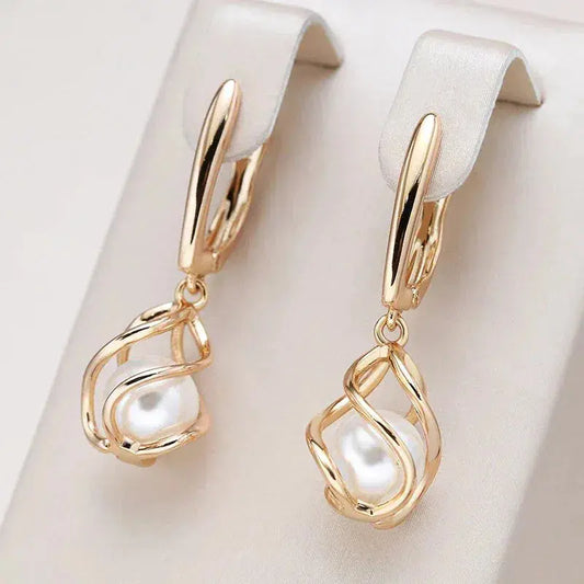 Lyanna – Pendientes de Perlas Doradas con Brillo Suave