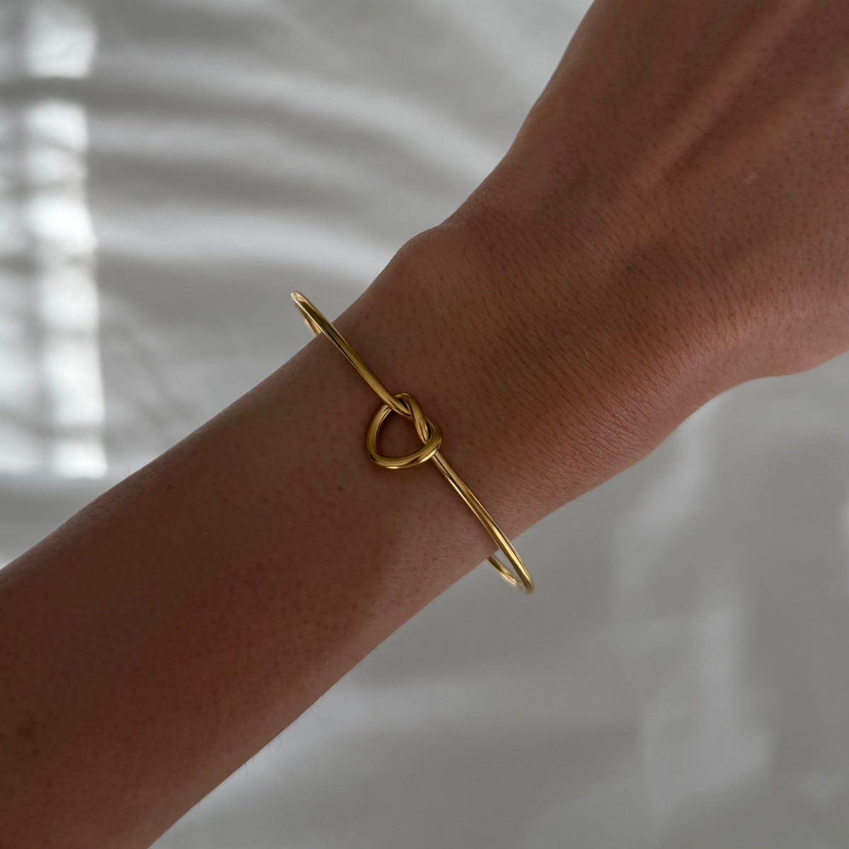 Brazalete Abierto para Damas con Motivo de Nudo y Extremos Esféricos