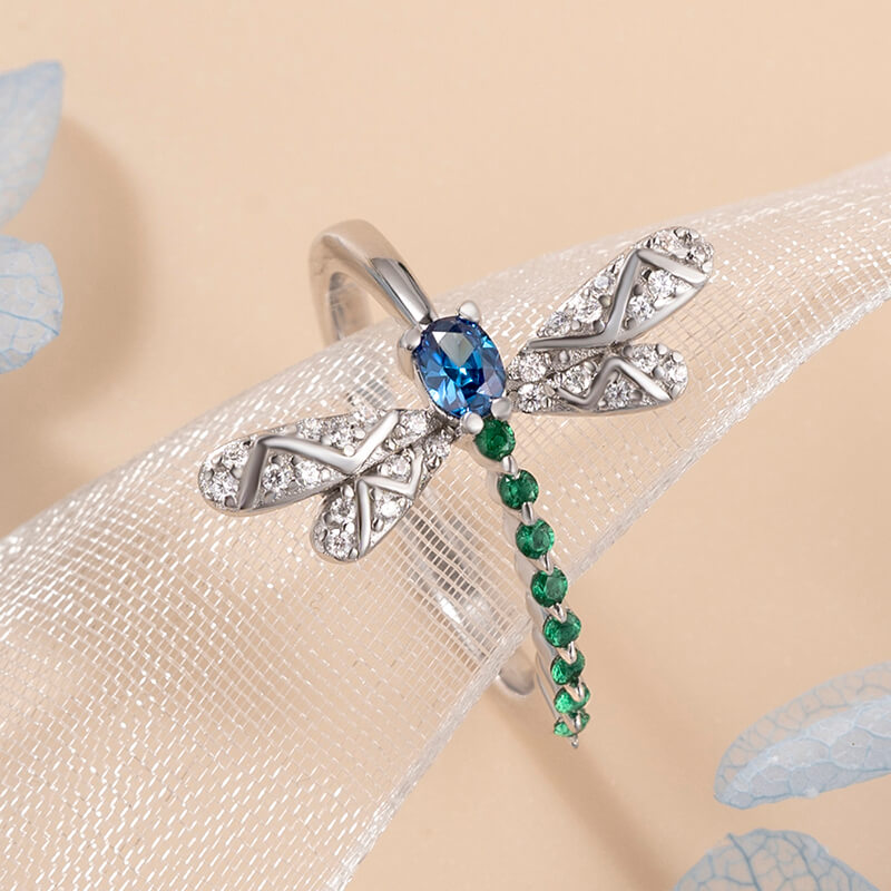 Anillo Libélula Damas con Varios Acentos de Piedra y Alas Detalladas