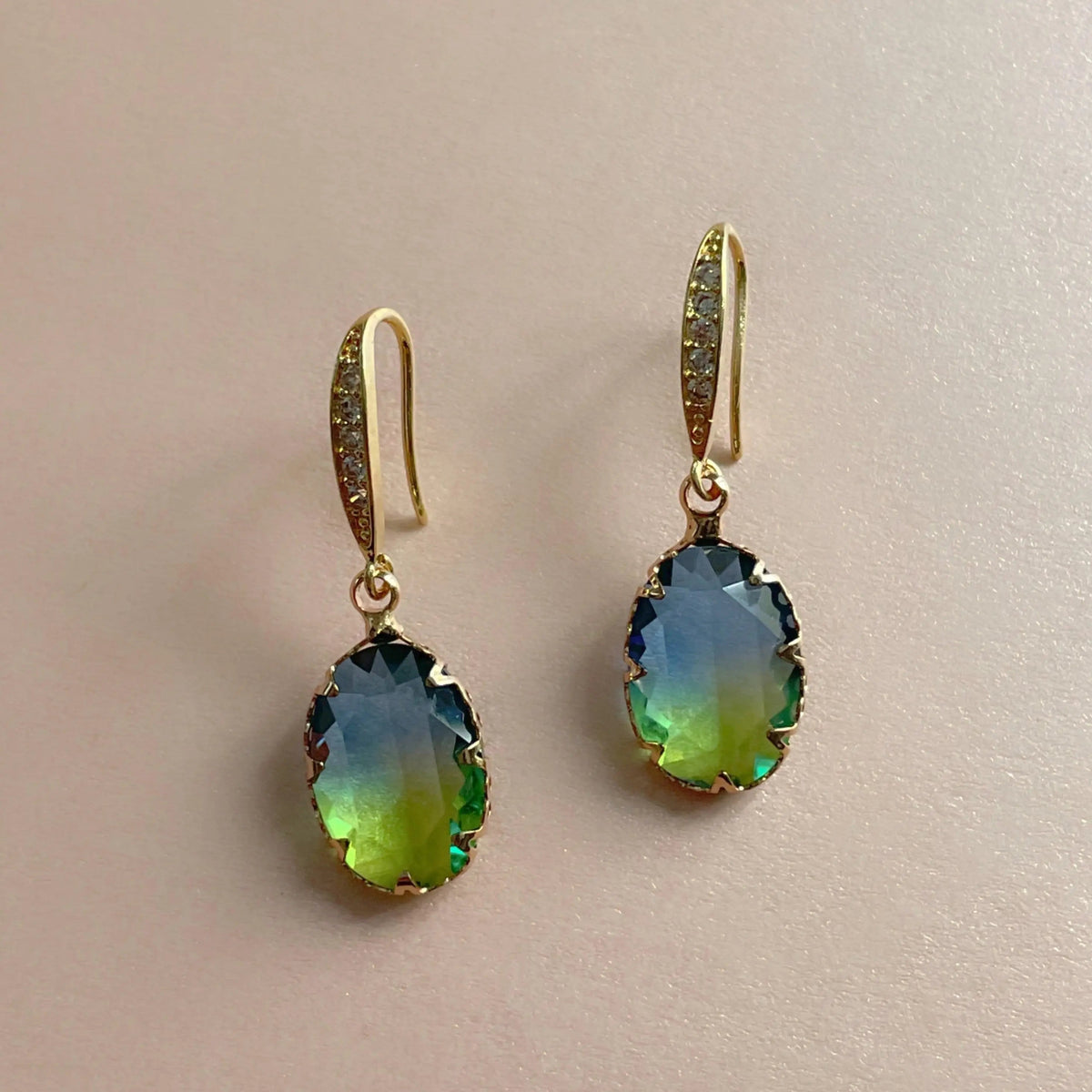 Pendientes colgantes Ombre para dama con colgante en forma de gota y arco besado con piedras