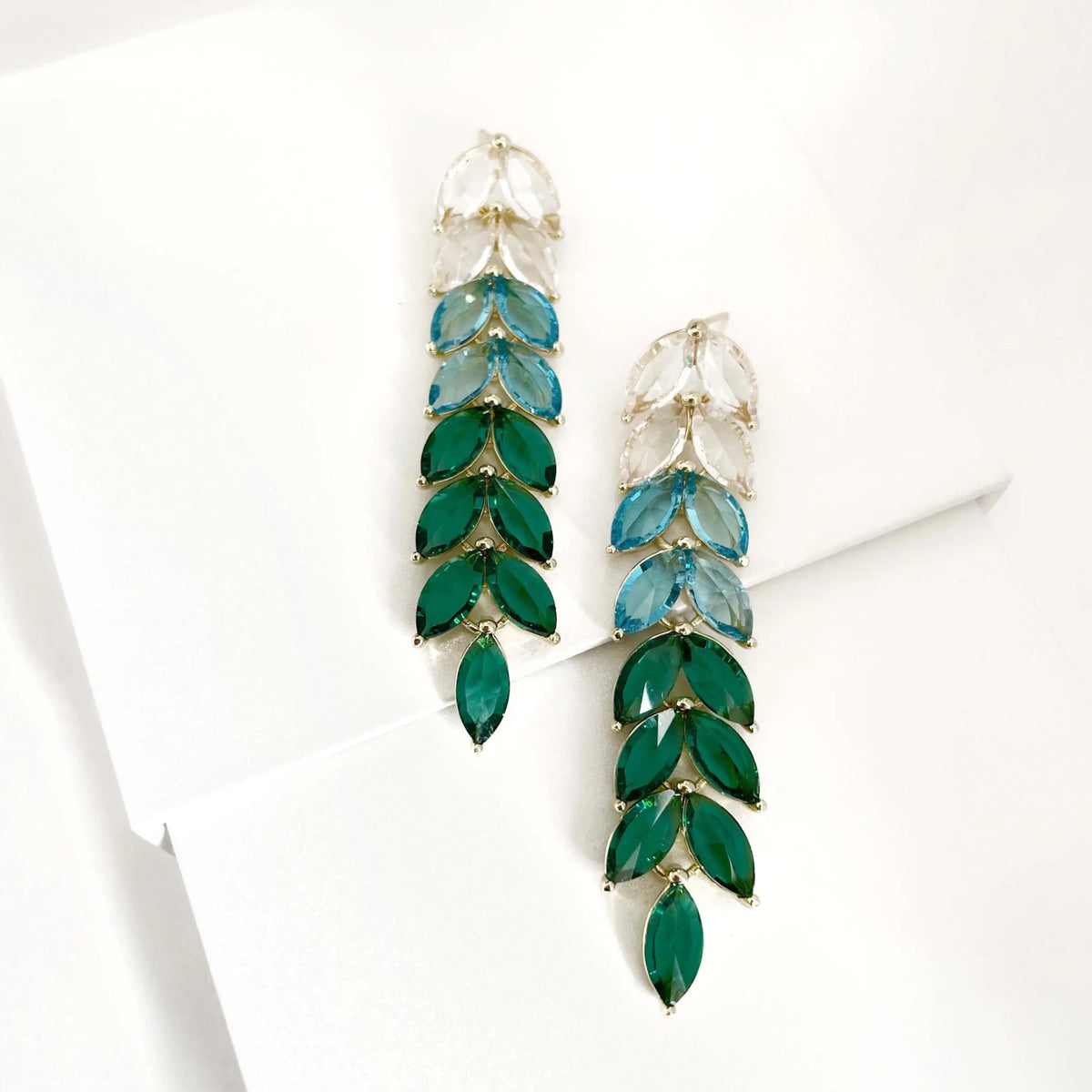 Pendientes de mujer con segmentos de piedra en forma de hoja y diseño ombre