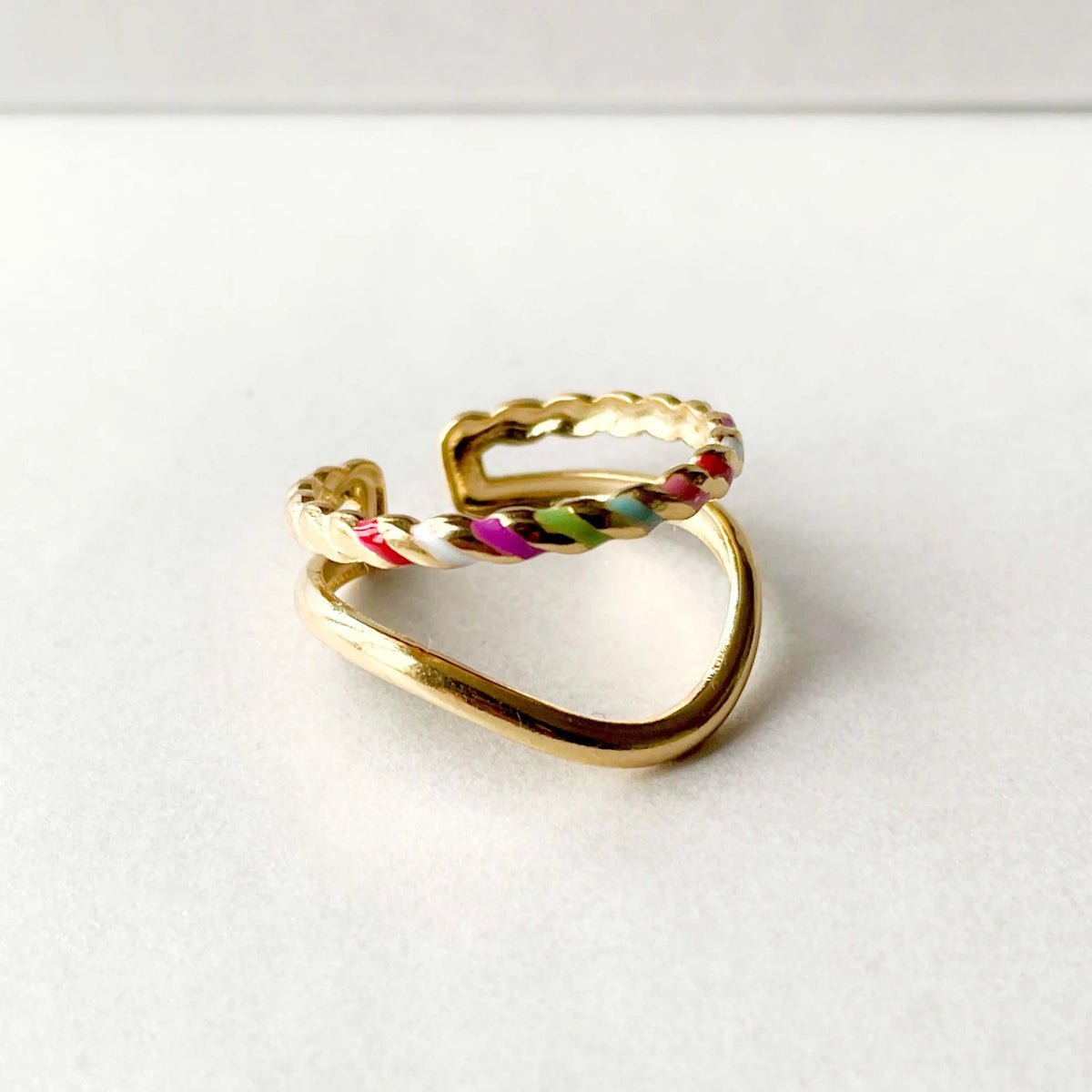 Anillo Doble Ajustable para Mujeres con Detalle de Color Trenzado y Banda Curvada