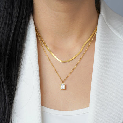 Elina – Collar con Colgante Cuadrado de Cristal Brillante