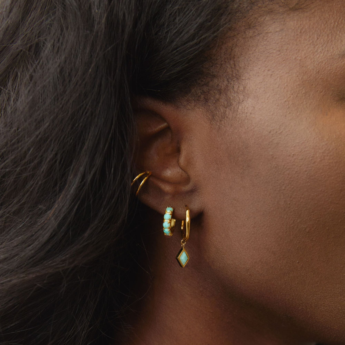 Pendientes Huggie de Mujer con Piedras de Amazonita y Engaste Redondo