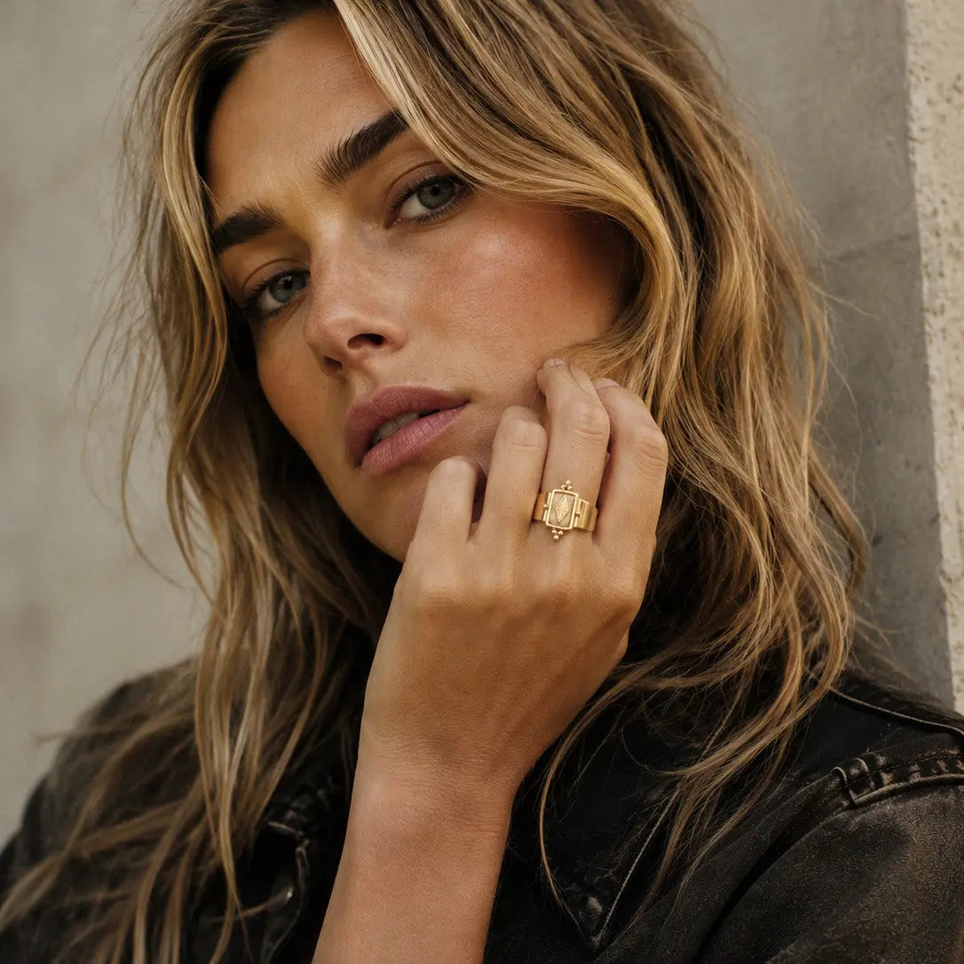 Anillo de declaración ajustable para mujeres con ancho de banda y piedra central irregular