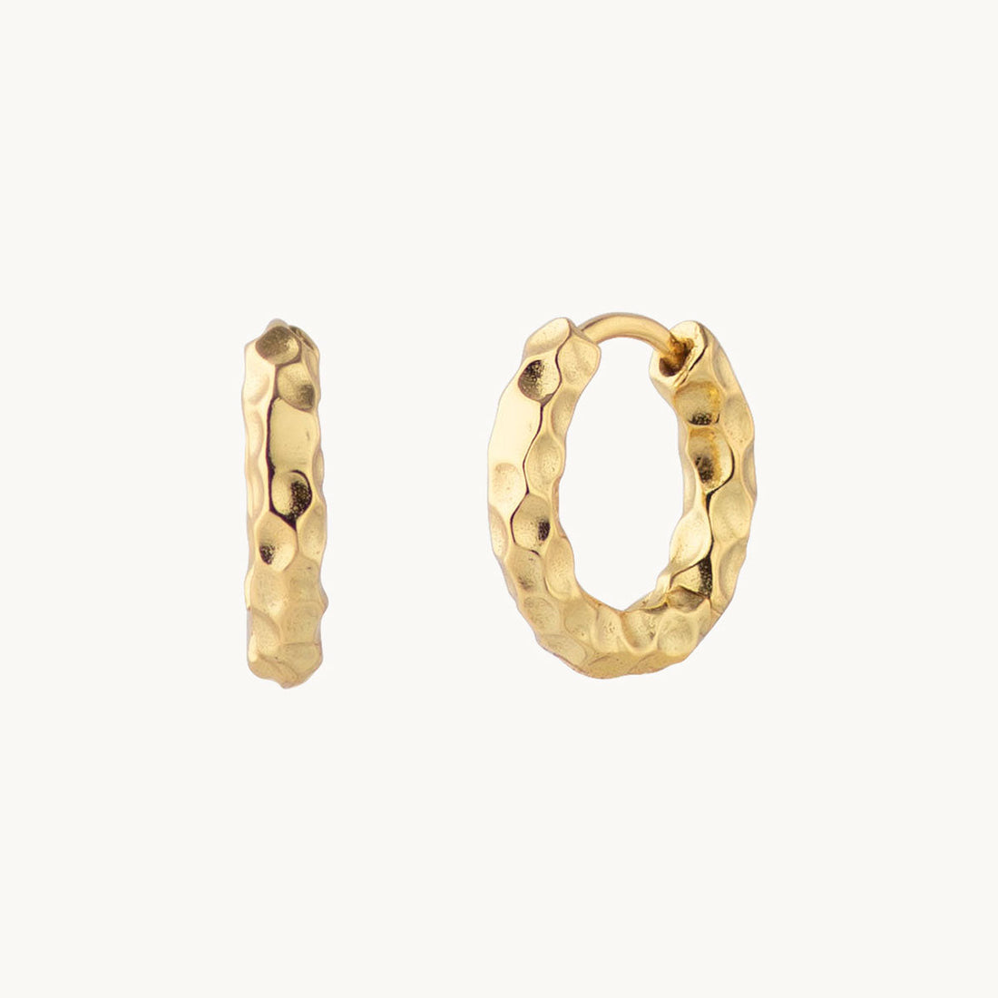 Aretes de dama con detalles de superficie martillada y forma orgánica