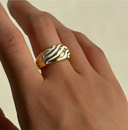 Zora – Anillo Textura Rayas Elegante