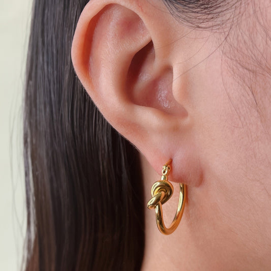 Reina – Pendientes Geométricos Nudo Circular Elegantes