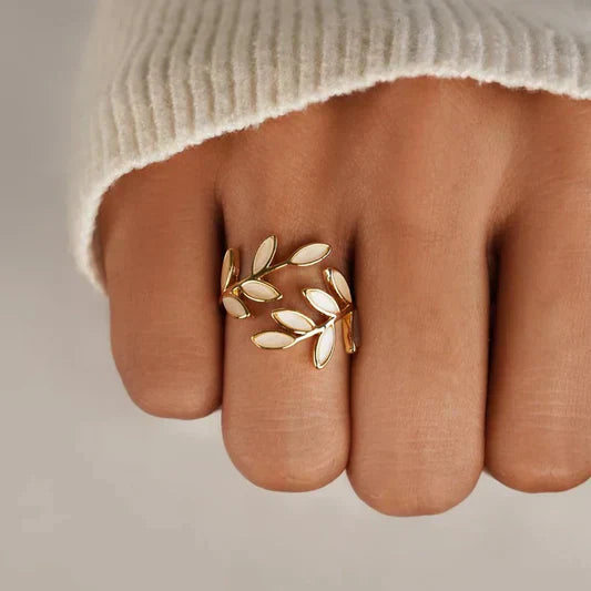 Pria – Anillo Elegante en Ópalo Blanco y Hoja