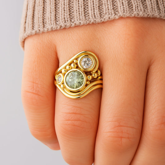 Vivienne – Anillo Dorado Vintage con Circonita Verde