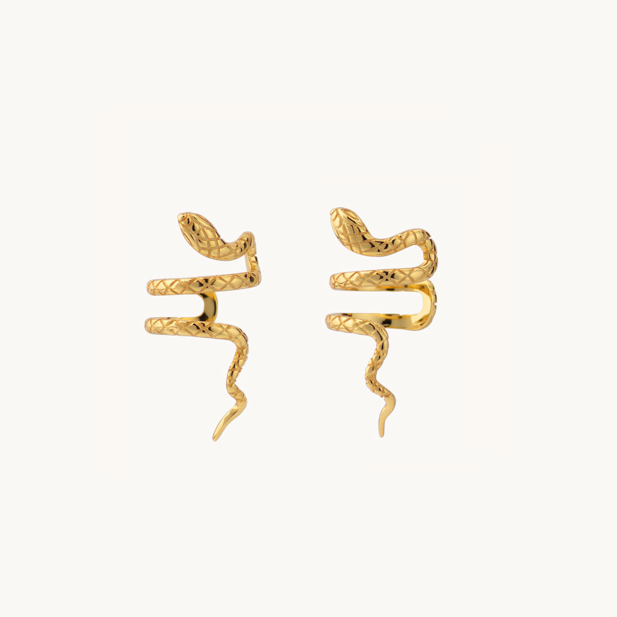 Cuff de oído de serpiente para damas con forma enroscada y patrón grabado en la piel