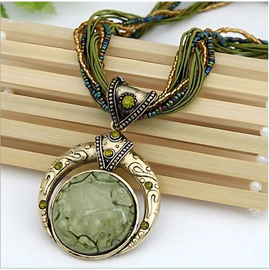Raya – Collar Dorado con Pendiente Verde