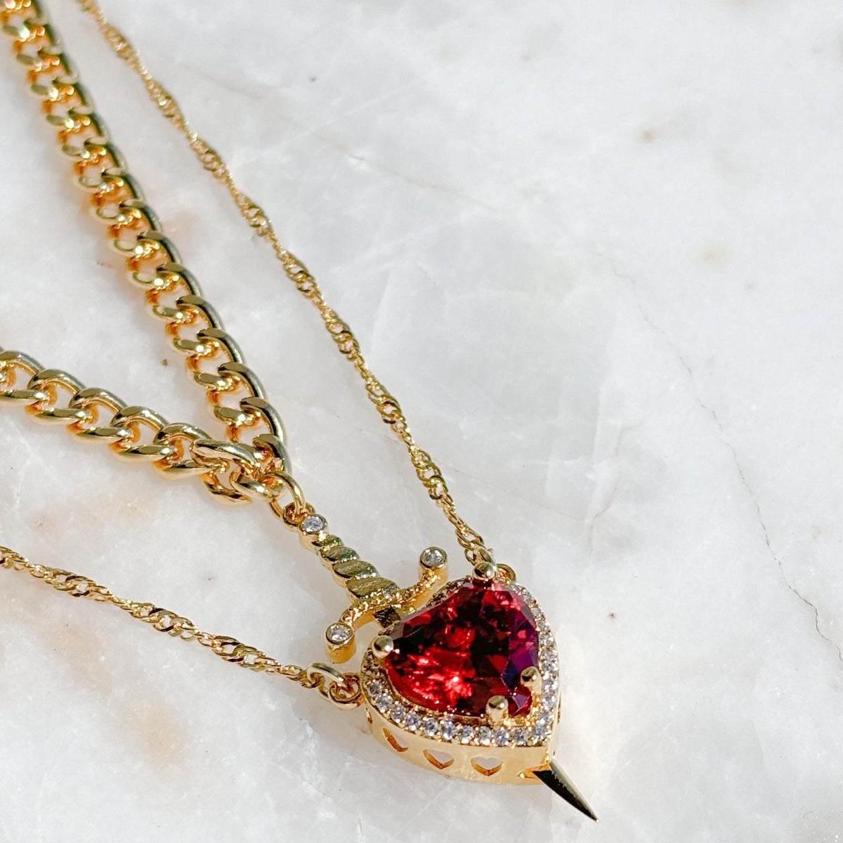 Conjunto de 2 collares para mujeres con colgantes de corazón y espada