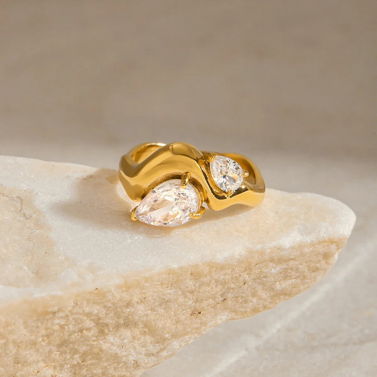 Anillo de Declaración Femenino con Dos Piedras en Forma de Gota y Banda Curvada