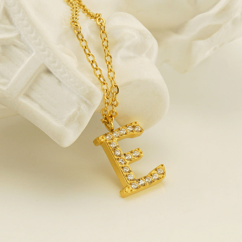 Flora – Collar Letra Fina y Elegante
