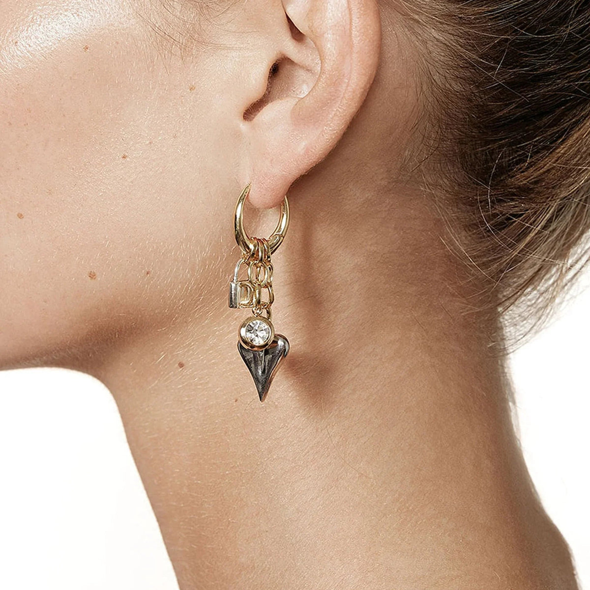 Pendientes Huggie de mujer con colgante de corazón, colgante de candado y detalles de cadena