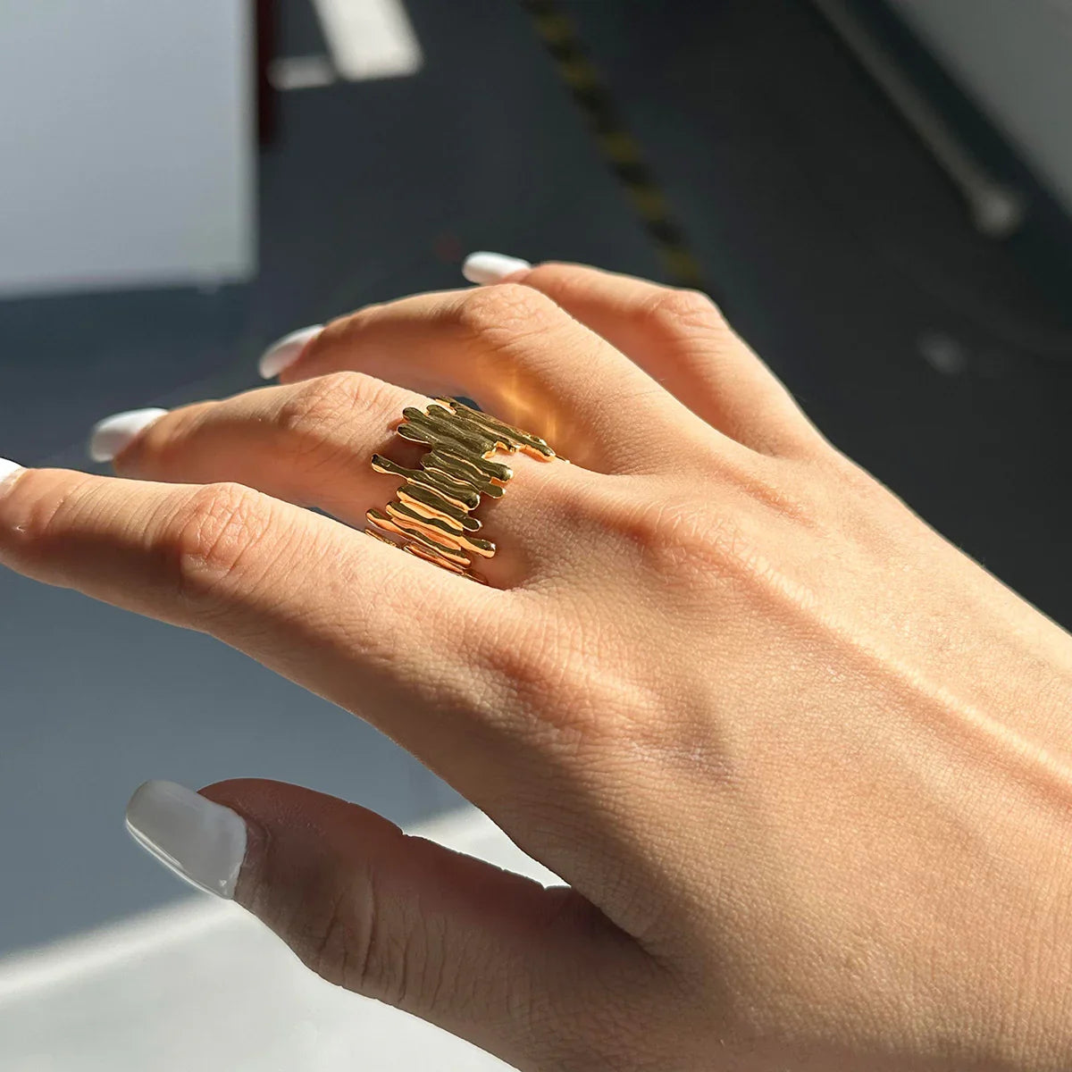 Anillo de Declaración Ajustable para Mujeres con Estructura Orgánica