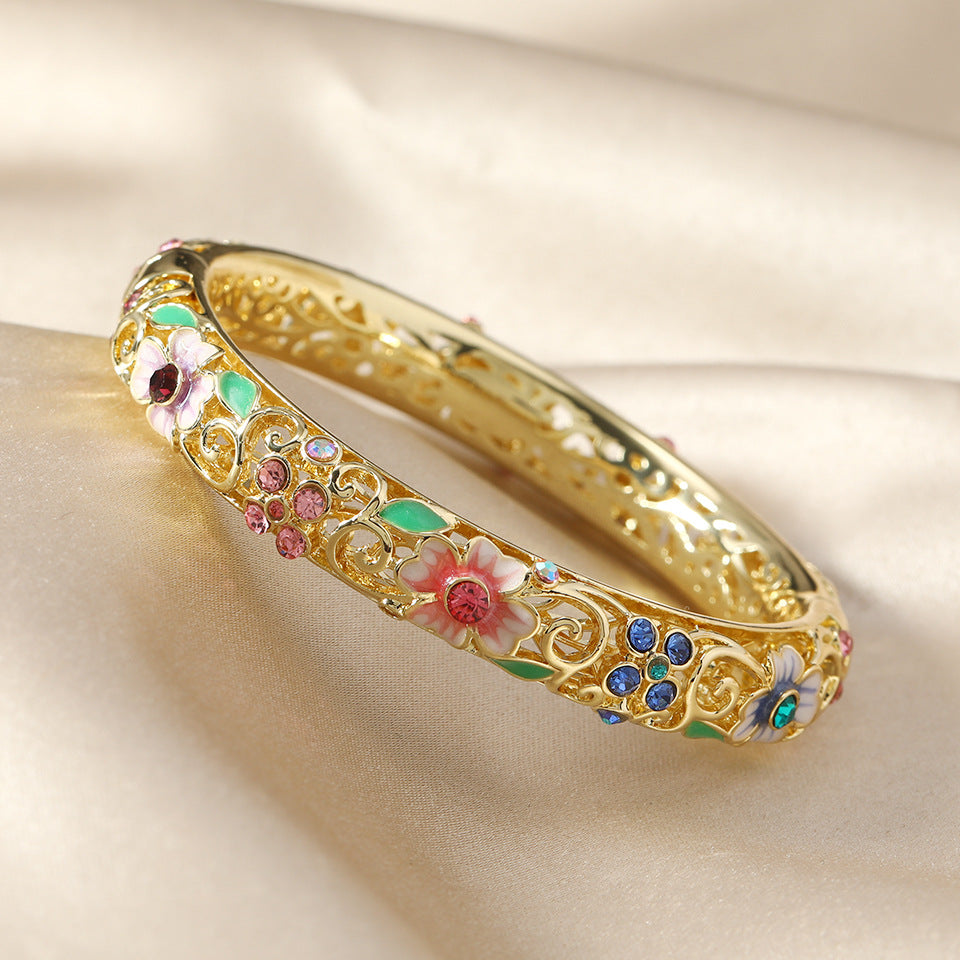 Brazalete Abierto de Flores para Mujer con Detalles de Esmalte y Acentos de Piedra
