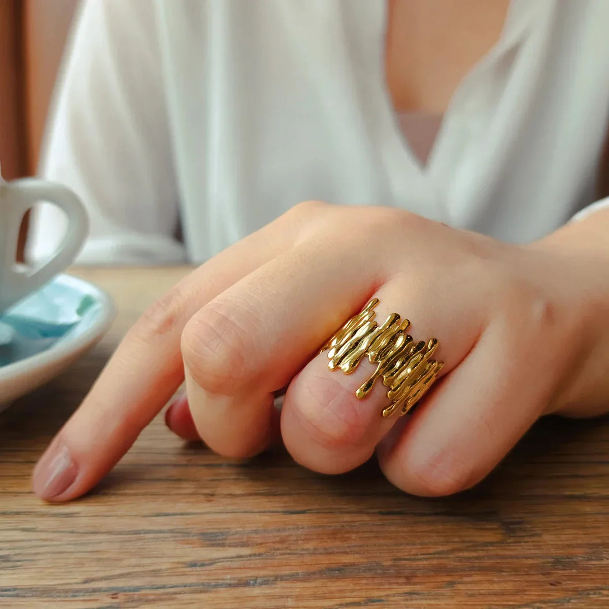 Anillo de Declaración Ajustable para Mujeres con Estructura Orgánica