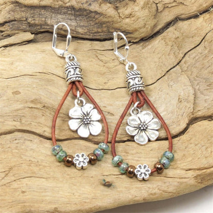 Amara - Pendientes de Cuero con Flores Atemporales