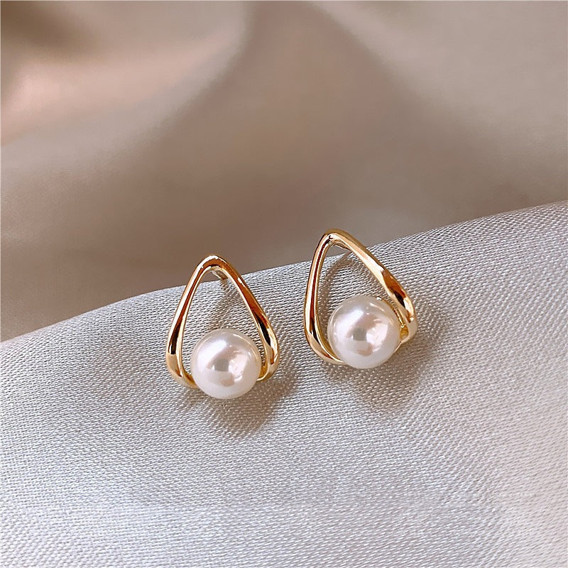 Maelle – Pendientes Geométricos con Arco y Perlas