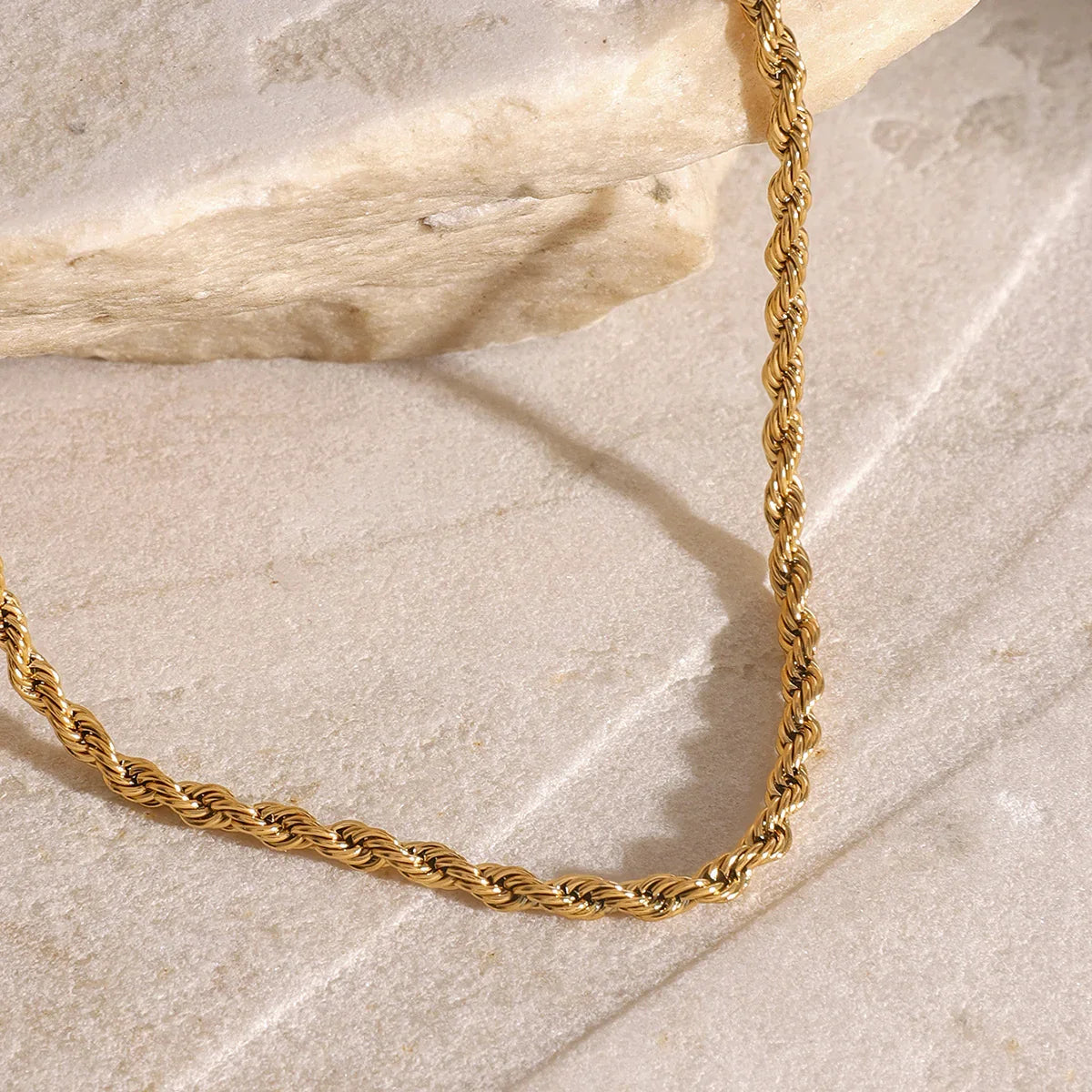 Collar Mujer Multicapa con Tres Cadenas Finas y Acentos de Piedra