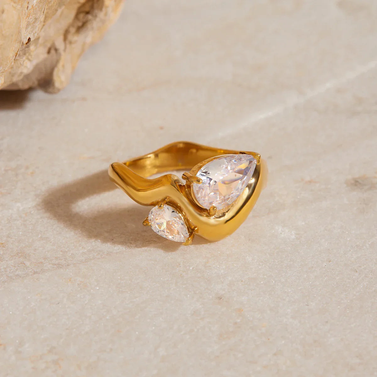 Anillo de Declaración Femenino con Dos Piedras en Forma de Gota y Banda Curvada