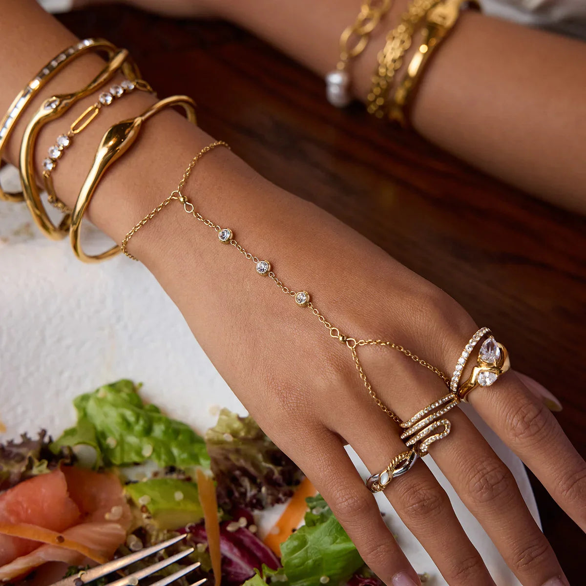 Anillo de Declaración Femenino con Dos Piedras en Forma de Gota y Banda Curvada