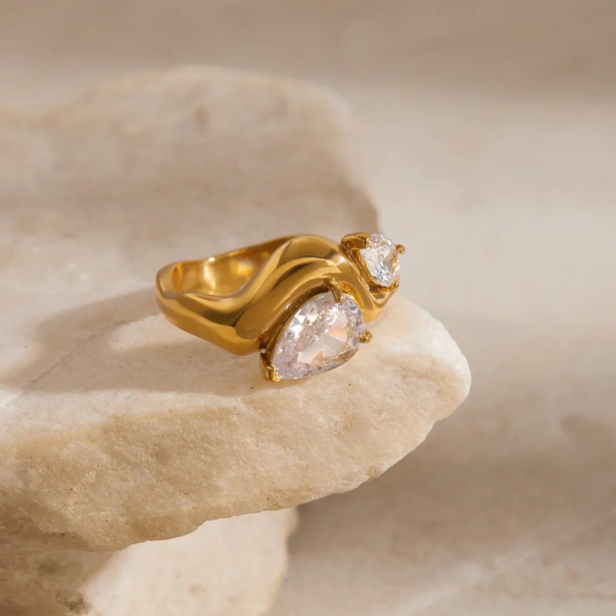 Anillo de Declaración Femenino con Dos Piedras en Forma de Gota y Banda Curvada
