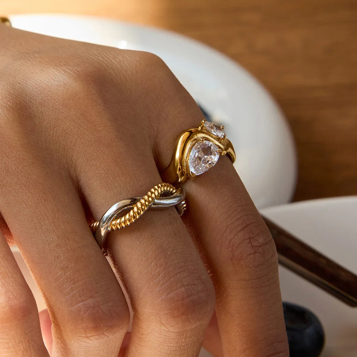 Anillo de Declaración Femenino con Dos Piedras en Forma de Gota y Banda Curvada