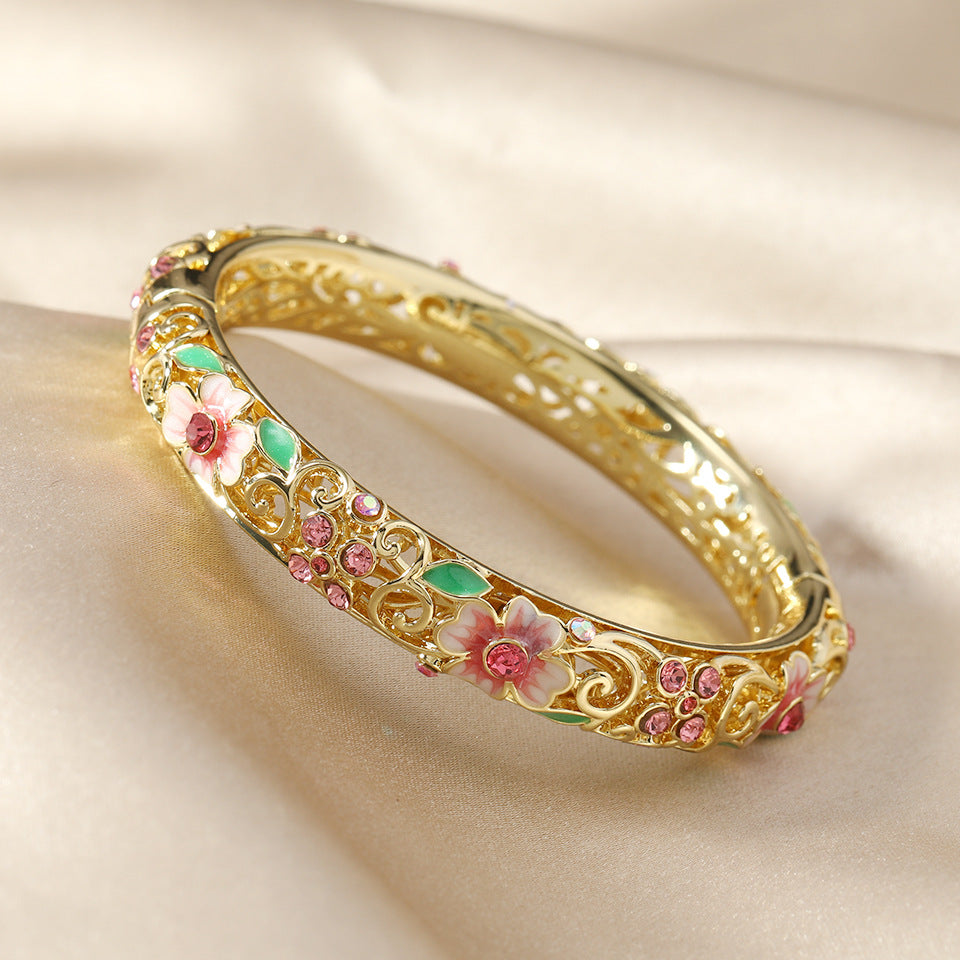 Brazalete Abierto de Flores para Mujer con Detalles de Esmalte y Acentos de Piedra