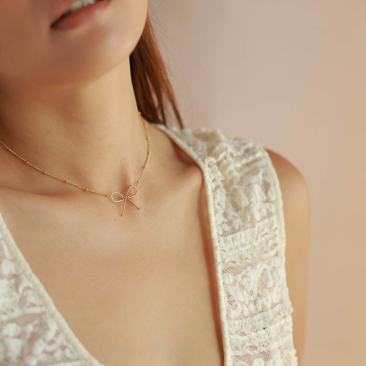 Fendi – Collar Nudo Fino y Delicado