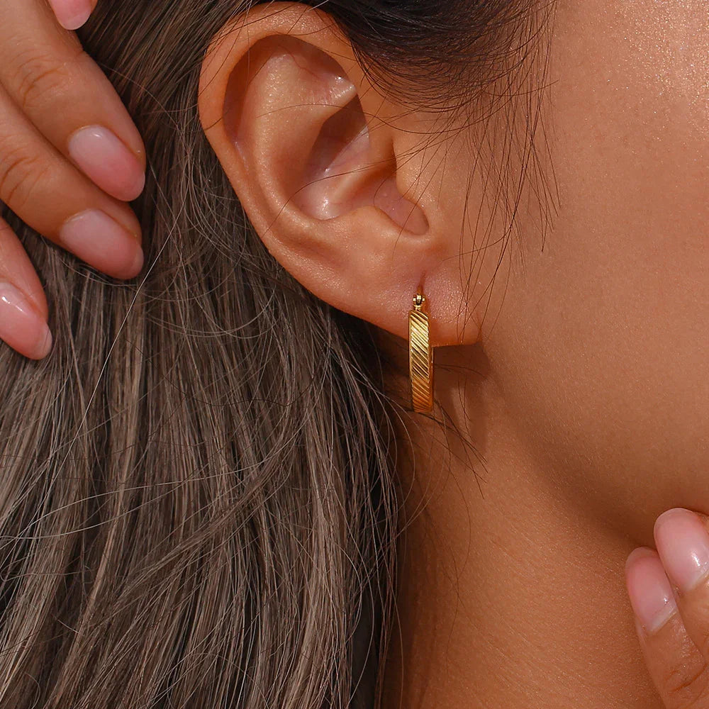 Aretes para Mujeres con Superficie Texturizada en Diagonal