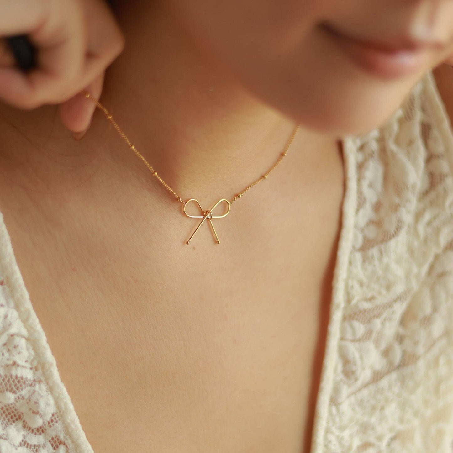Fendi – Collar Nudo Fino y Delicado