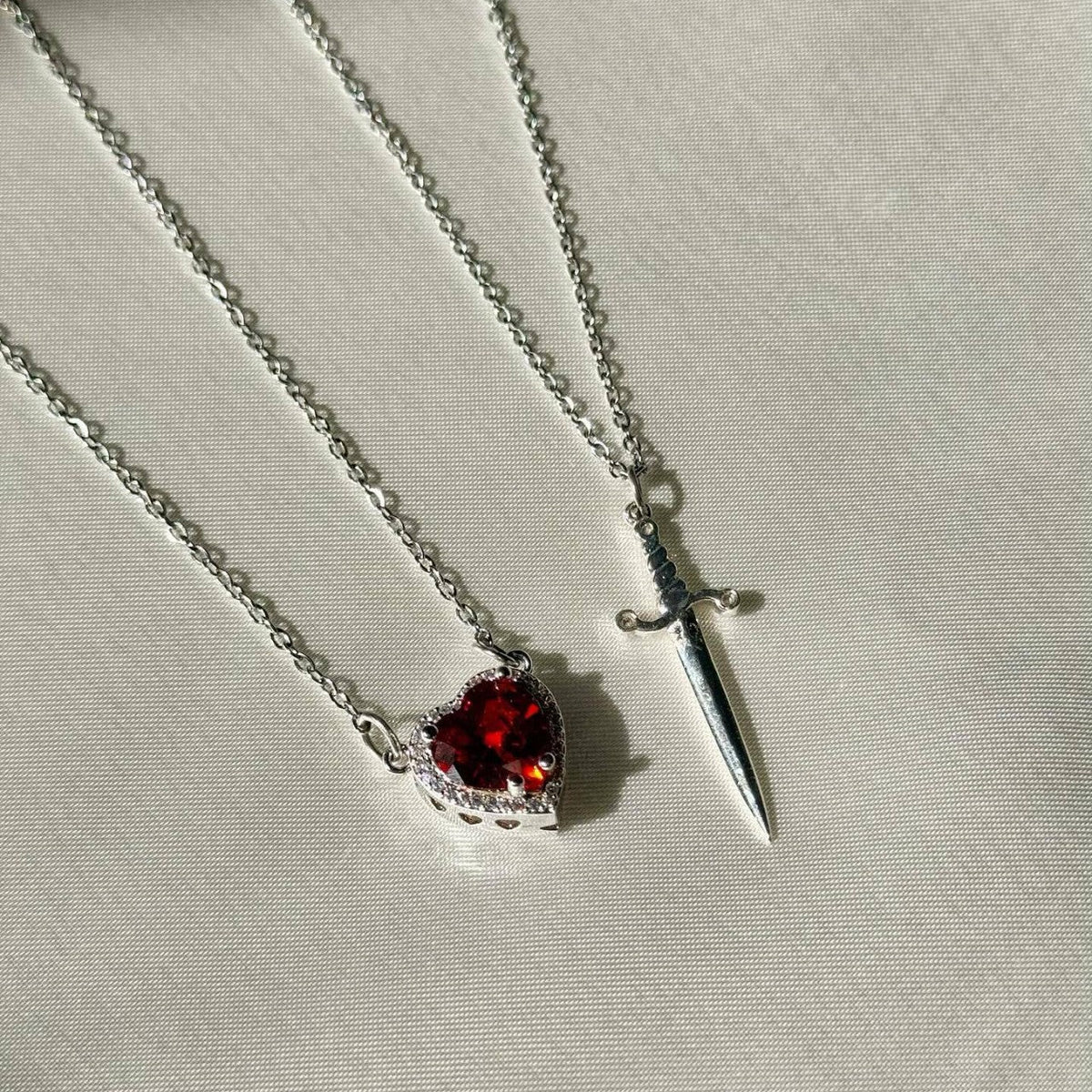 Conjunto de 2 collares para mujeres con colgantes de corazón y espada