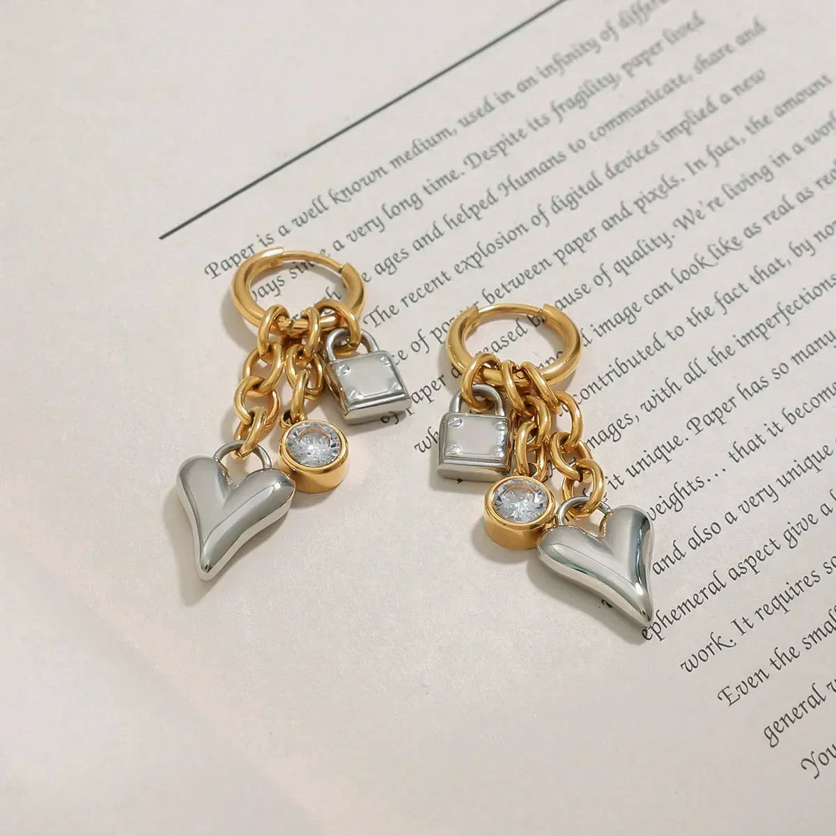 Pendientes Huggie de mujer con colgante de corazón, colgante de candado y detalles de cadena