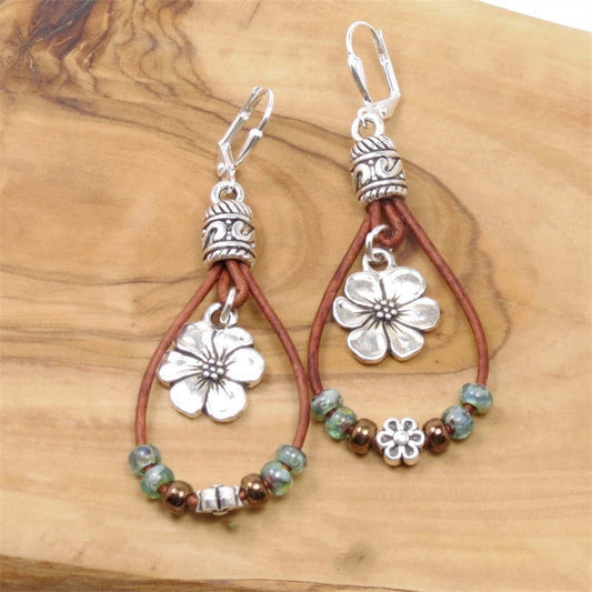 Amara - Pendientes de Cuero con Flores Atemporales
