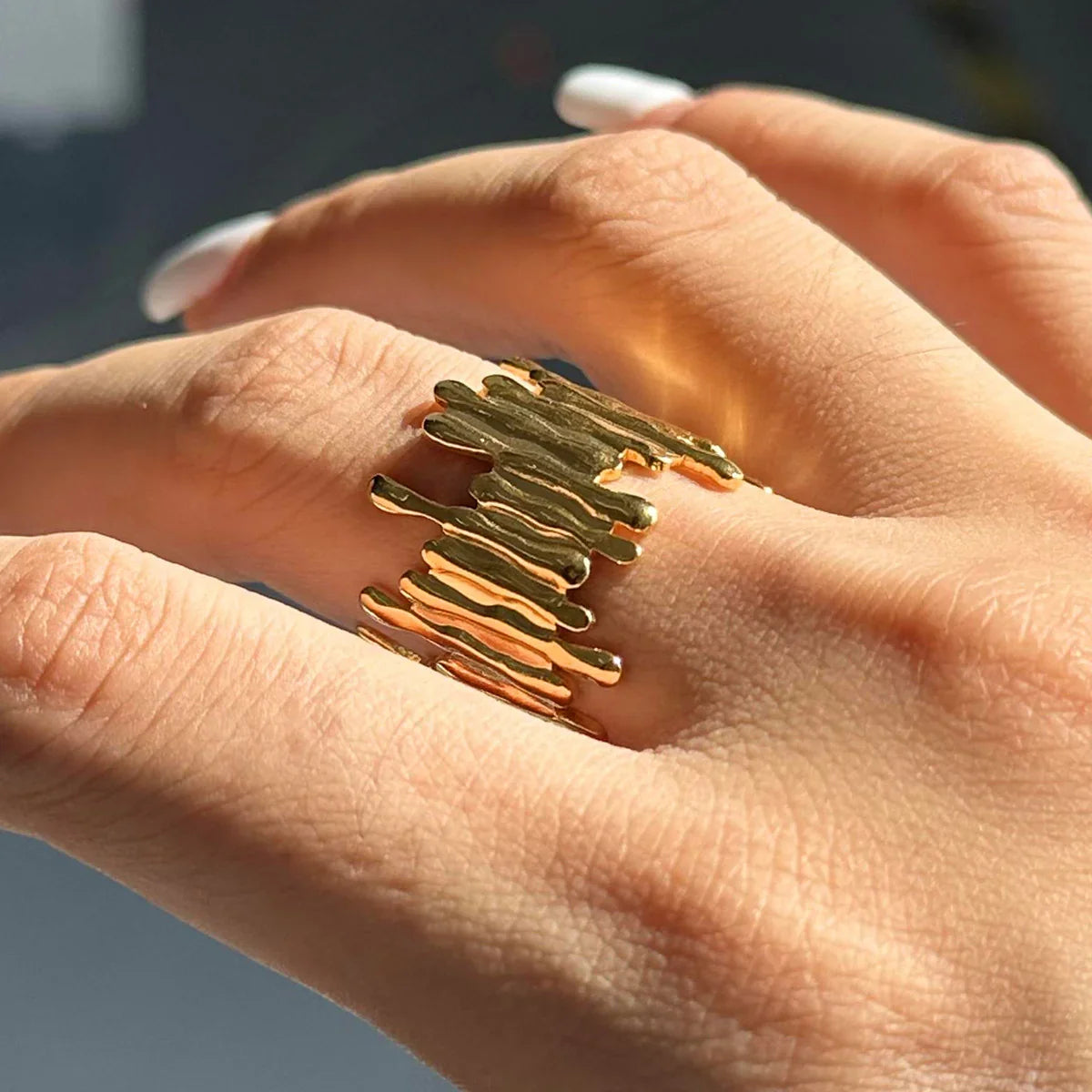 Anillo de Declaración Ajustable para Mujeres con Estructura Orgánica