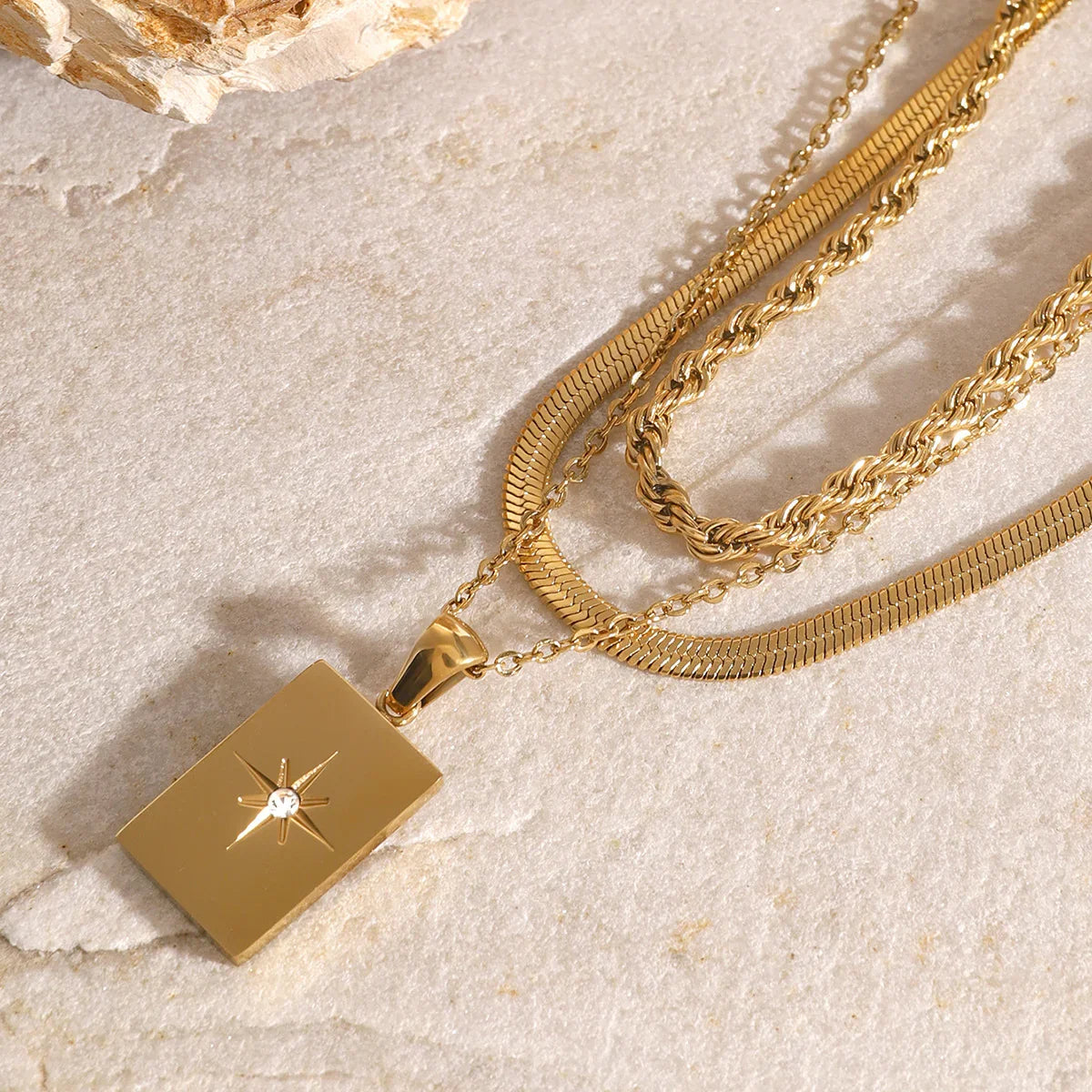 Collar Mujer Multicapa con Tres Cadenas Finas y Acentos de Piedra