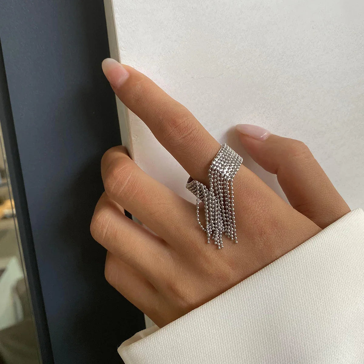 Dama Anillo de Declaración Ajustable con Diseño de Tassel y Detalles de Cadena Multicapa