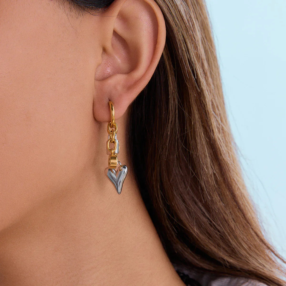 Pendientes Huggie de mujer con colgante de corazón, colgante de candado y detalles de cadena
