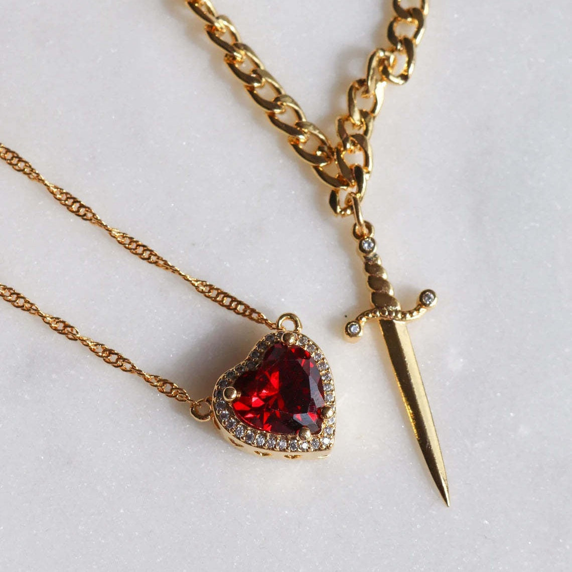 Conjunto de 2 collares para mujeres con colgantes de corazón y espada