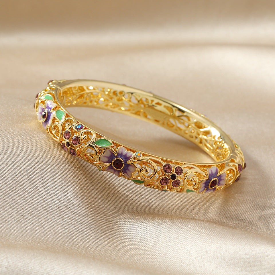 Brazalete Abierto de Flores para Mujer con Detalles de Esmalte y Acentos de Piedra
