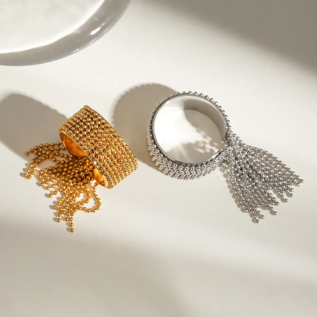 Dama Anillo de Declaración Ajustable con Diseño de Tassel y Detalles de Cadena Multicapa